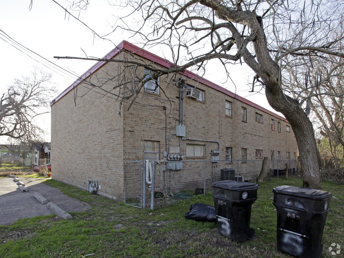 Building Photo - 815 S Victory Dr