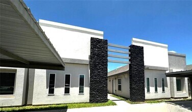 Building Photo - 809 E la Cantera Ave
