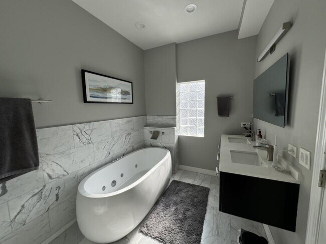 Foto del edificio - 3 bedroom in Chicago IL 60625