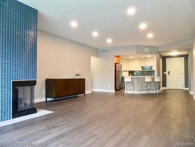 Building Photo - 875 Greenview Crt