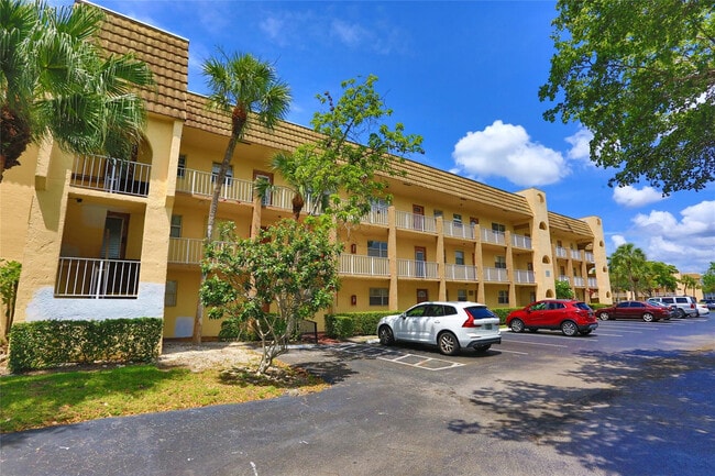 Foto del edificio - 8225 Sunrise Lakes Blvd