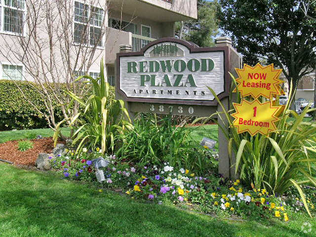 Entrada - Redwood Plaza Apartments