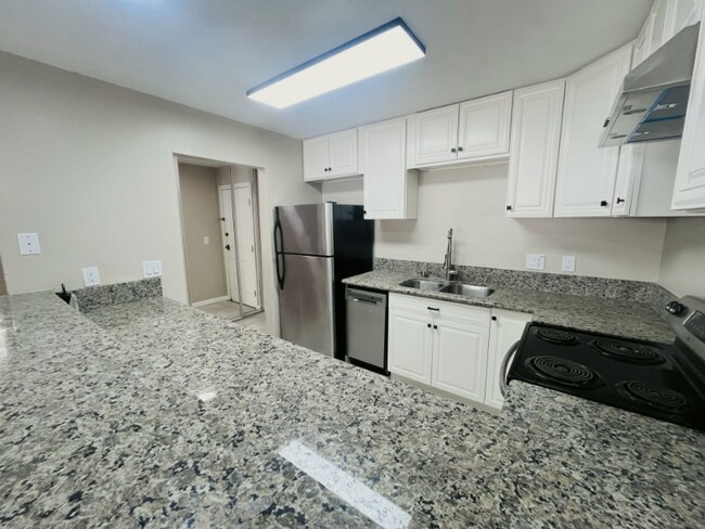 Foto del edificio - 3030 Suncrest Dr