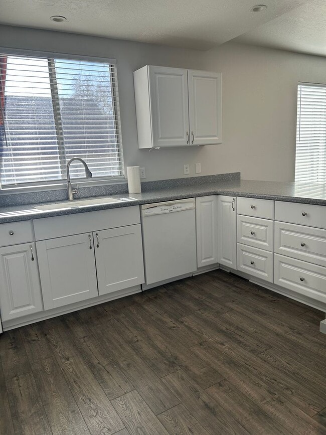 Building Photo - Cute 2 bedroom, 1 bathroom home!