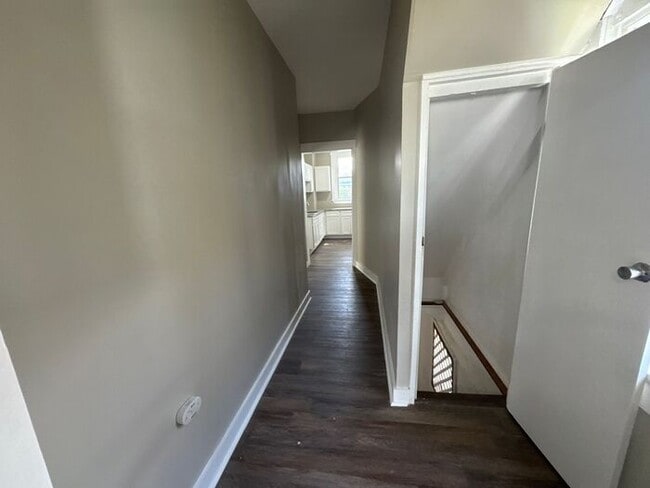 Building Photo - Beautifully renovated with mother in law s...
