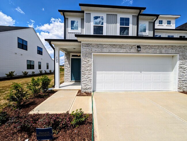 Building Photo - 722 Putney Hl Rd