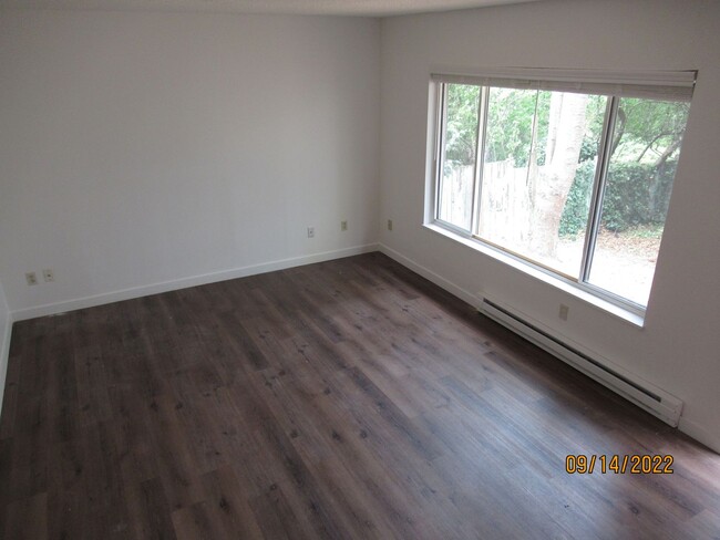 Building Photo - MOVE-IN SPECIAL!*** Fully Remodeled Townho...