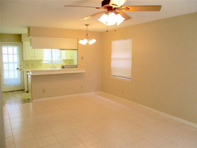 Building Photo - 10122 Shadow Wood Dr