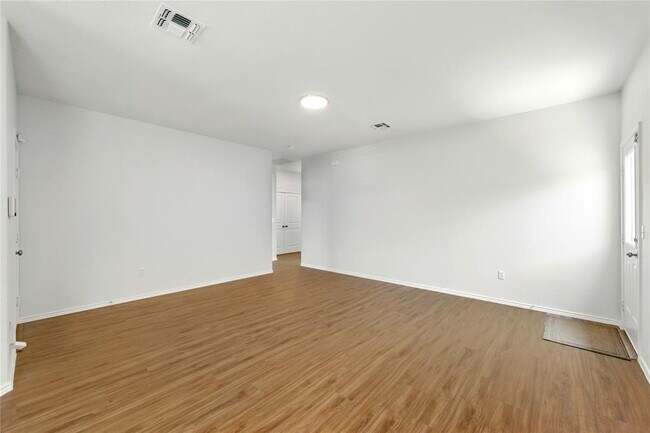Foto del edificio - 7013 Tonka Ln