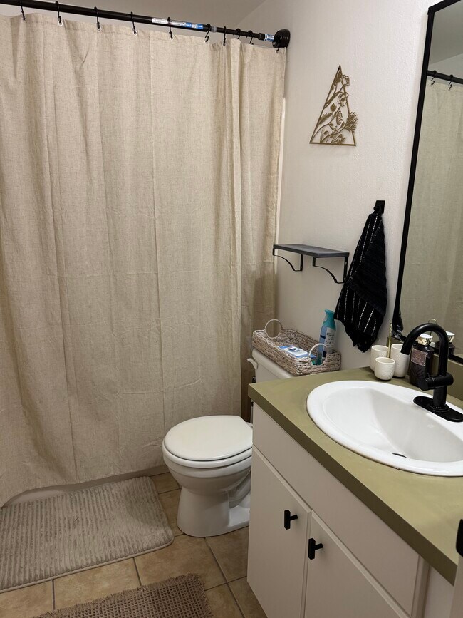 En-suite - 6053 Laurelwood Dr