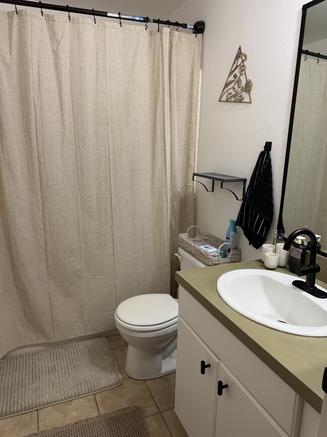 En-suite - 6053 Laurelwood Dr