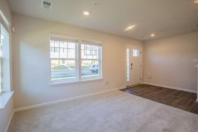 Building Photo - Beautiful 3 BR/2.5 BA EOG Townhome in Bowie!