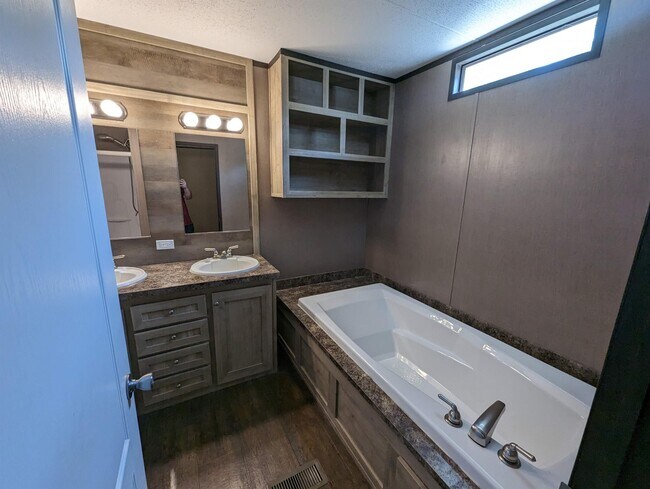 Foto del edificio - 2590 E Lucas Dr