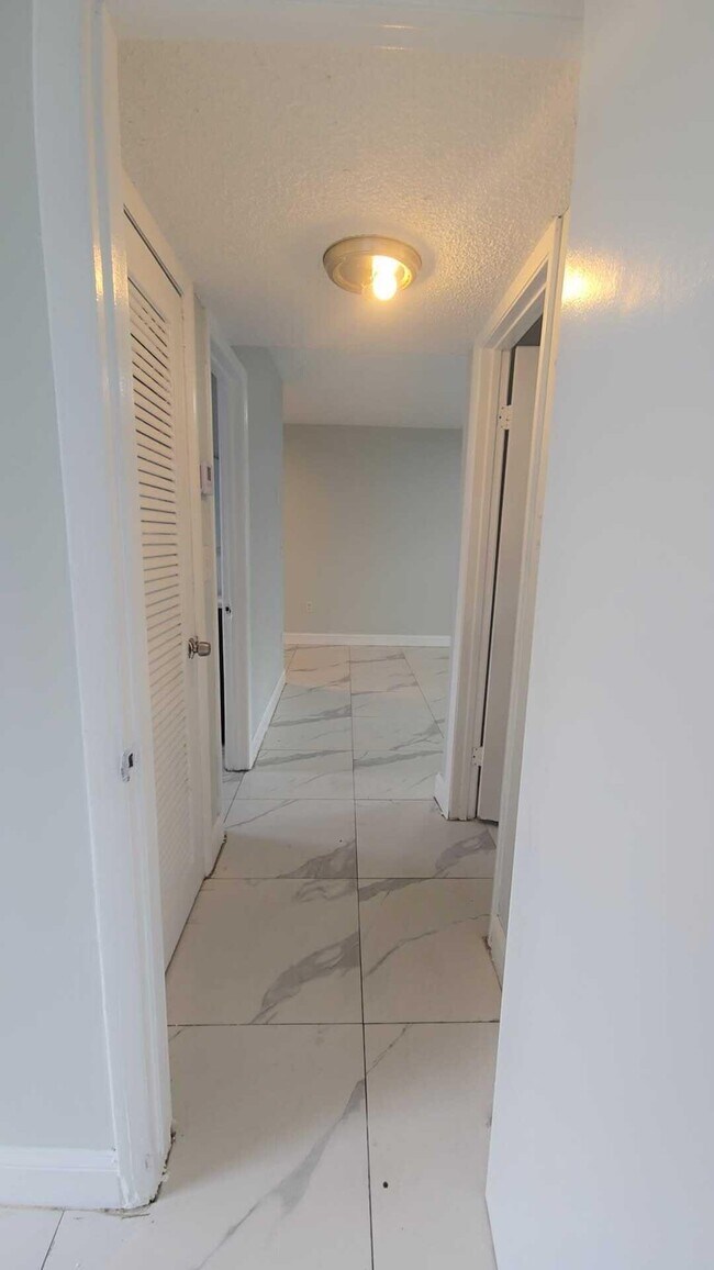 Foto del edificio - 621 NW 5th Ave