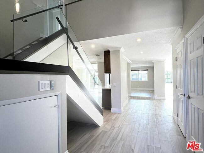 Foto del edificio - 10758 Cozycroft Ave