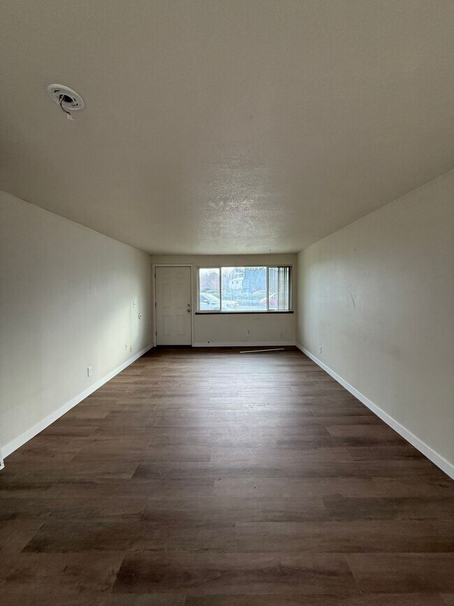 Building Photo - 1206zi-S