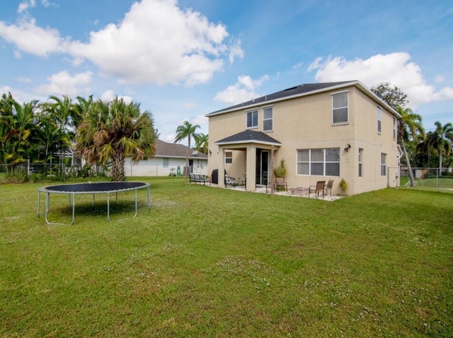 Building Photo - 738 SW Dalton Cir