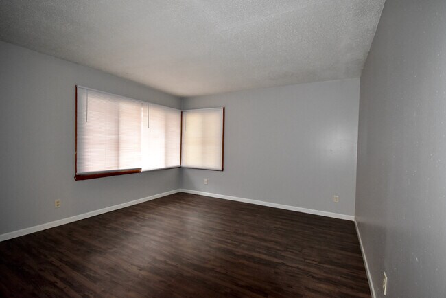 Living room - 413 4th Ave E