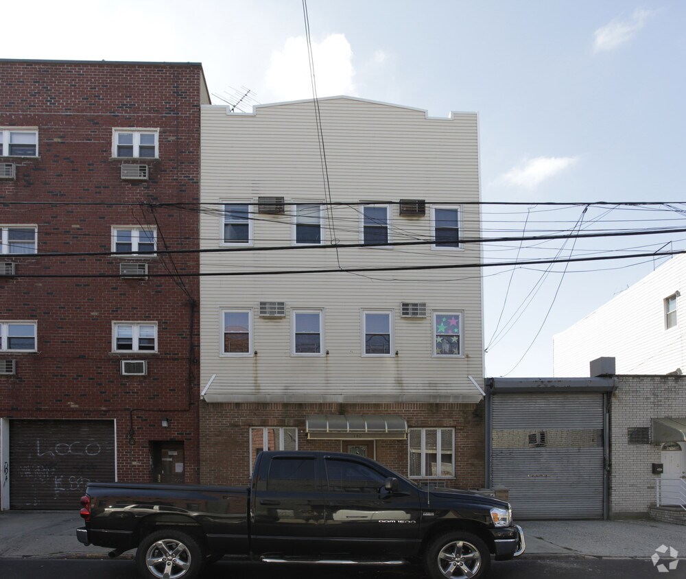 Building Photo - 140 Frost St