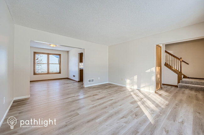 Foto del edificio - 2407 Mailand Road E, Maplewood, MN, 55119