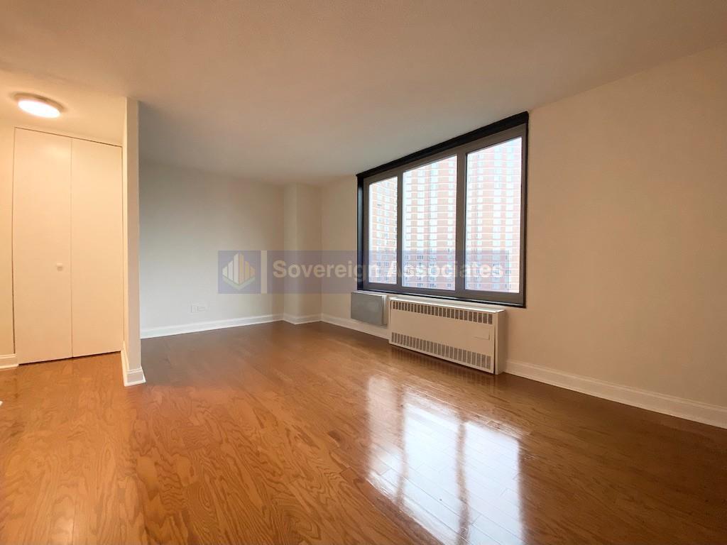 Primary Photo - 3333 Broadway