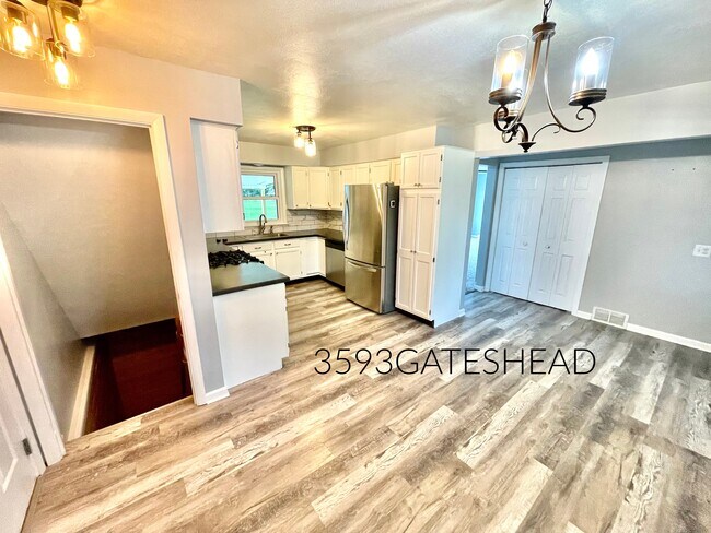 Cocina / Escalera - 3593 Gateshead St NE