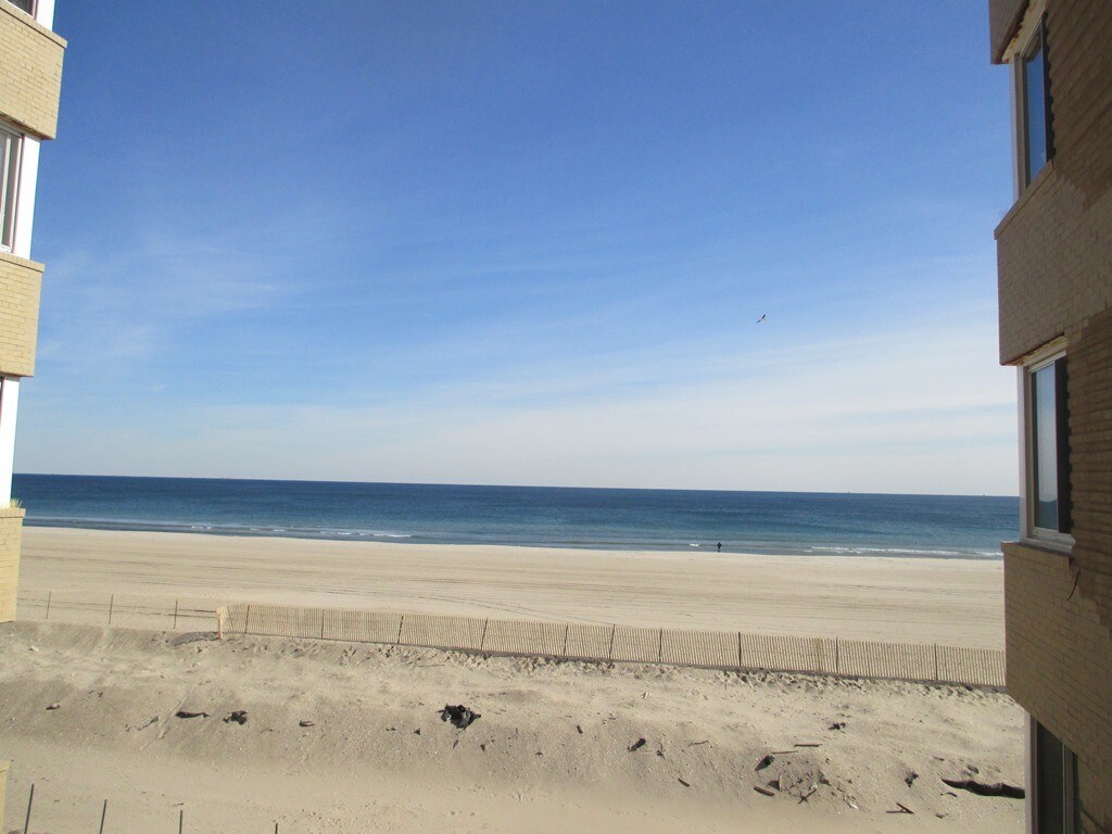 12220 Ocean Promenade Belle Harbor Unit 5C, Queens, NY 11694 Room