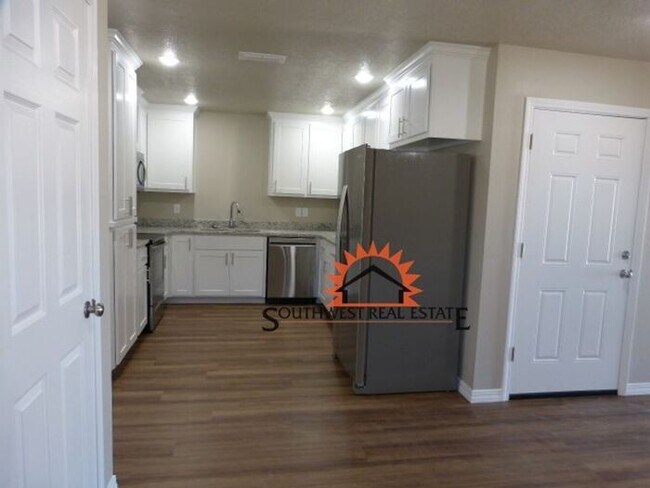 Building Photo - Spacious 2 bedrooms 2 bath duplex