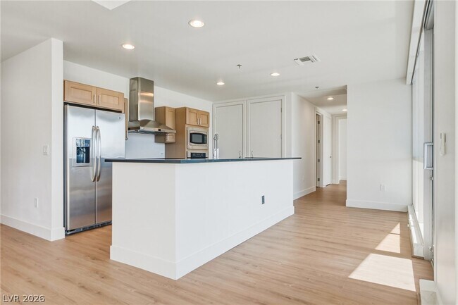 Building Photo - 4575 Dean Martin Dr
