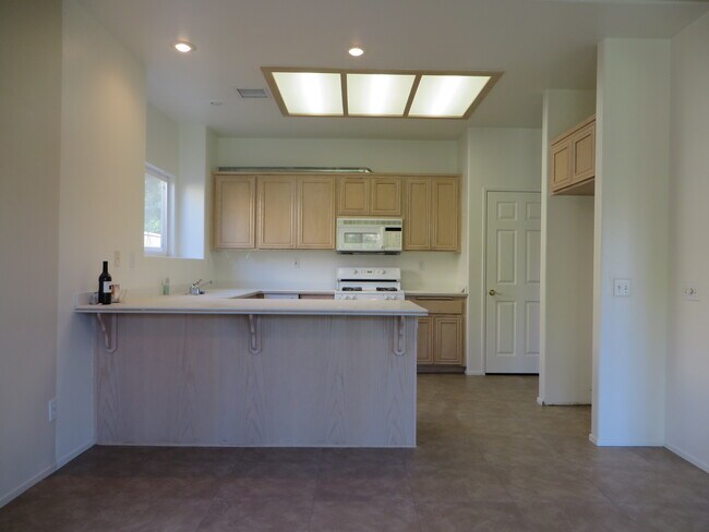 Building Photo - 44775 Los Manos Dr