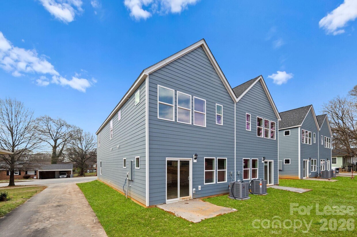 Building Photo - 337 N Hoskins Rd
