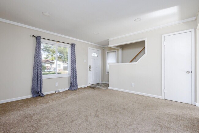 Building Photo - 880 E Rowland Ave