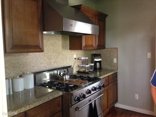 Building Photo - 1 br, 1.5 bath House - 10318 Silverton Ave