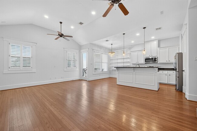 Foto del edificio - 1042 W 25th St