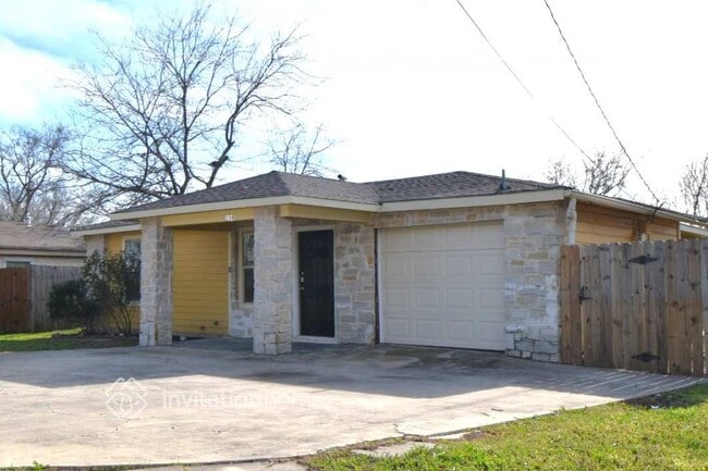 Building Photo - 208 Ennis St