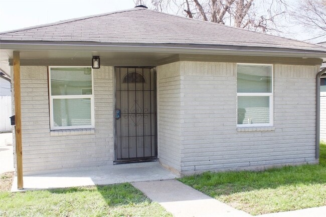 Photo - 1323 E 32nd 1/2 St House