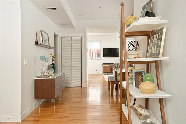 Building Photo - "Spacious 3-Bed Oasis with Granite Eleganc...