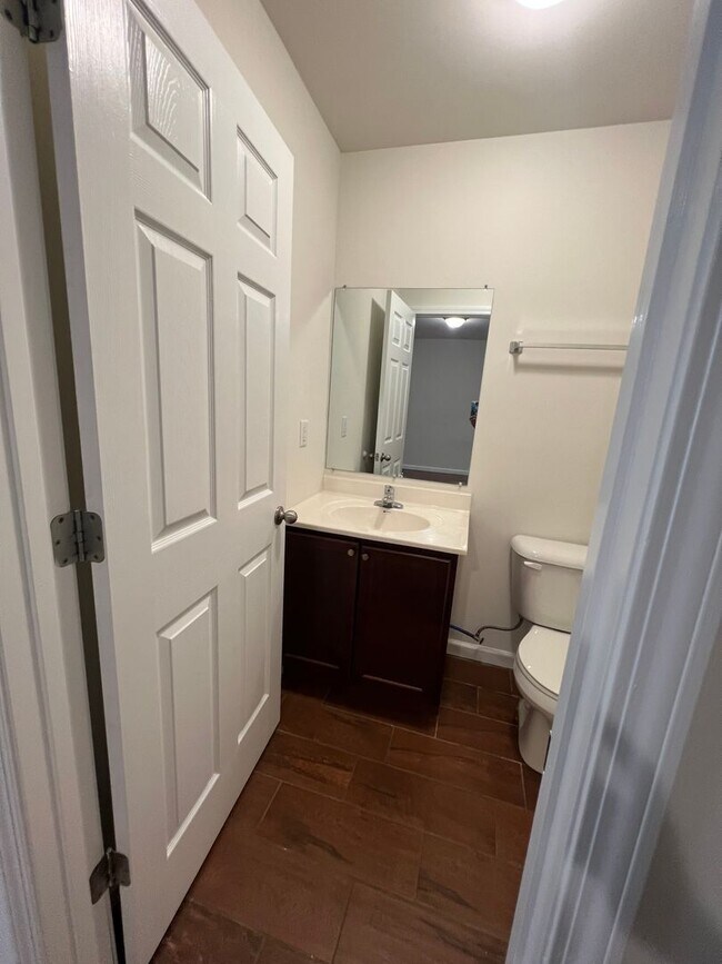 Building Photo - 3 bed 2 bath House