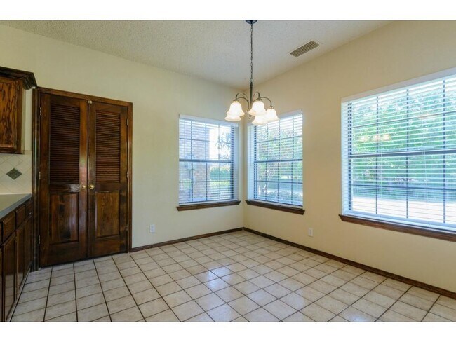 Building Photo - 10103 Shadow Way