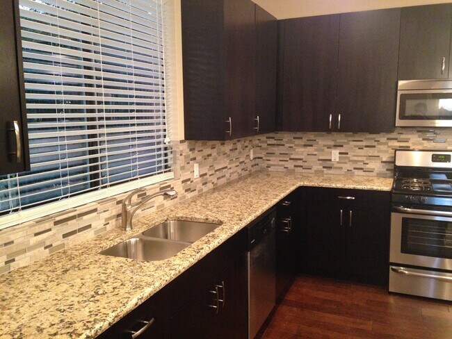 Foto del edificio - UT PRE-LEASE: 2013 Construction - 6 bed / ...