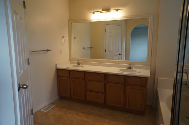 Photo - 944 Longleaf Dr House