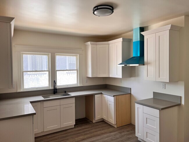 Kitchen with Quartz Counter-tops - 3631 Adair St
