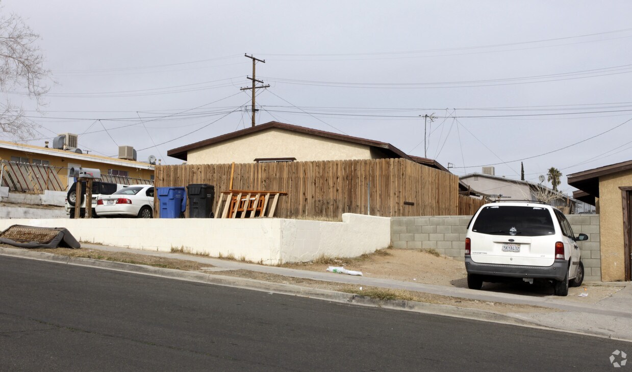 Building Photo - 933-935 Navajo St