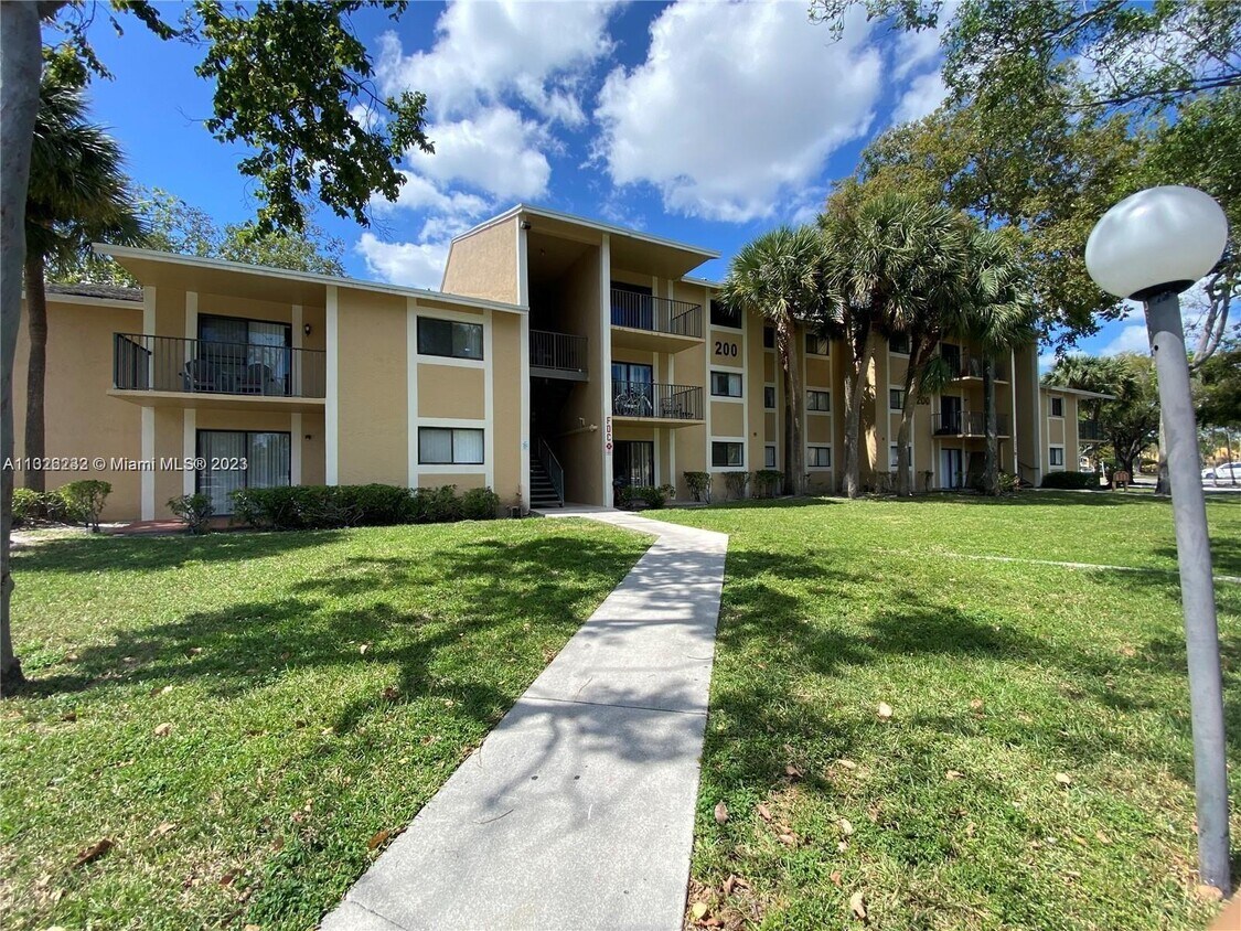 200 Palm Cir W Unit 302, Pembroke Pines, FL 33025 Condo for Rent in Pembroke Pines, FL