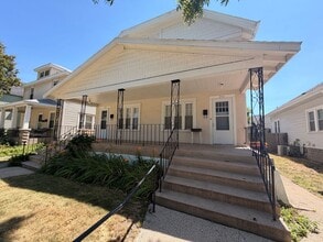 Building Photo - 748 Crescent St NE