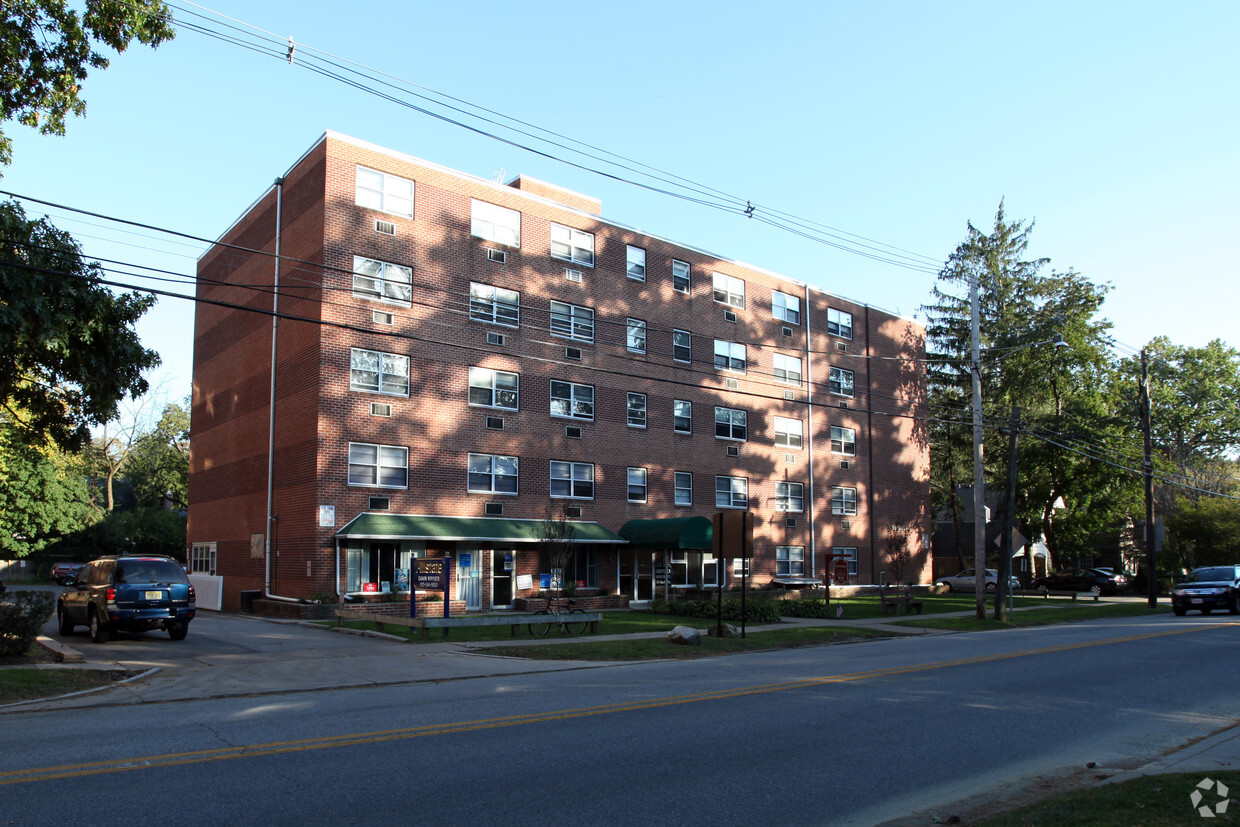 Primary Photo - Greylock Apartments