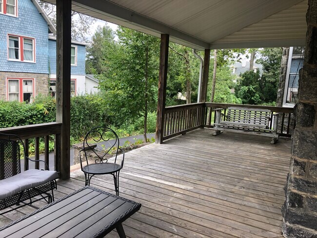 Porche delantero envolvente - 1511 Spring Ave