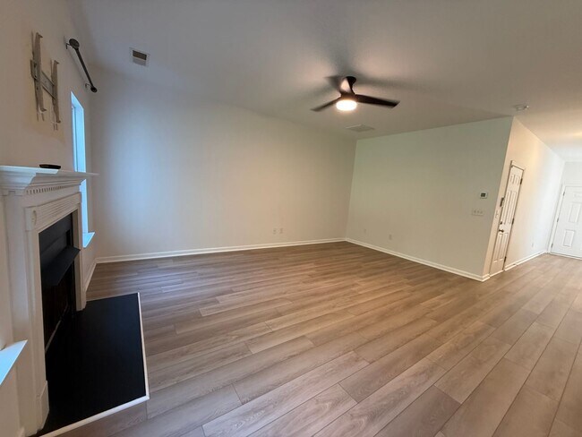 Foto del edificio - 3- Bedroom Corner Townhome In University City w/ Garage