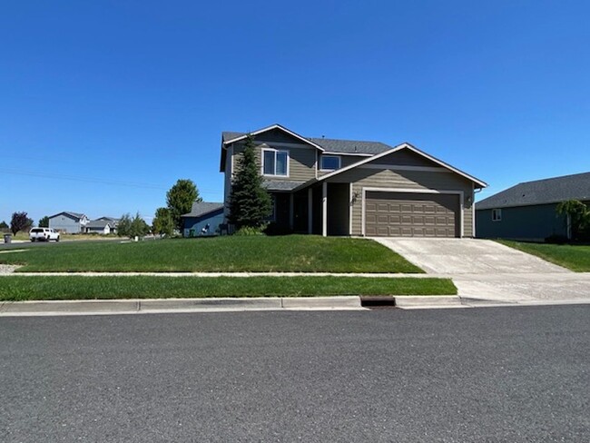 Building Photo - Large Corner Lot 4BR, 2.5BA Cheney Home In...