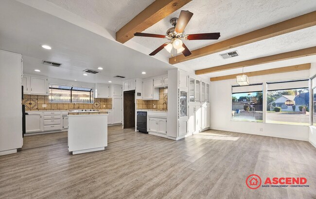 Foto del edificio - Beautiful 3 Bed, 2 Bath Home with Pool, Solar & Cozy Fireplace